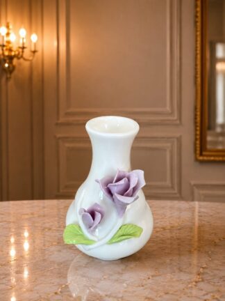 Vasinho liso largo em baixo duas flores lilas em "x"