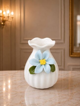 Vasinho canelado branco c/ flor azul